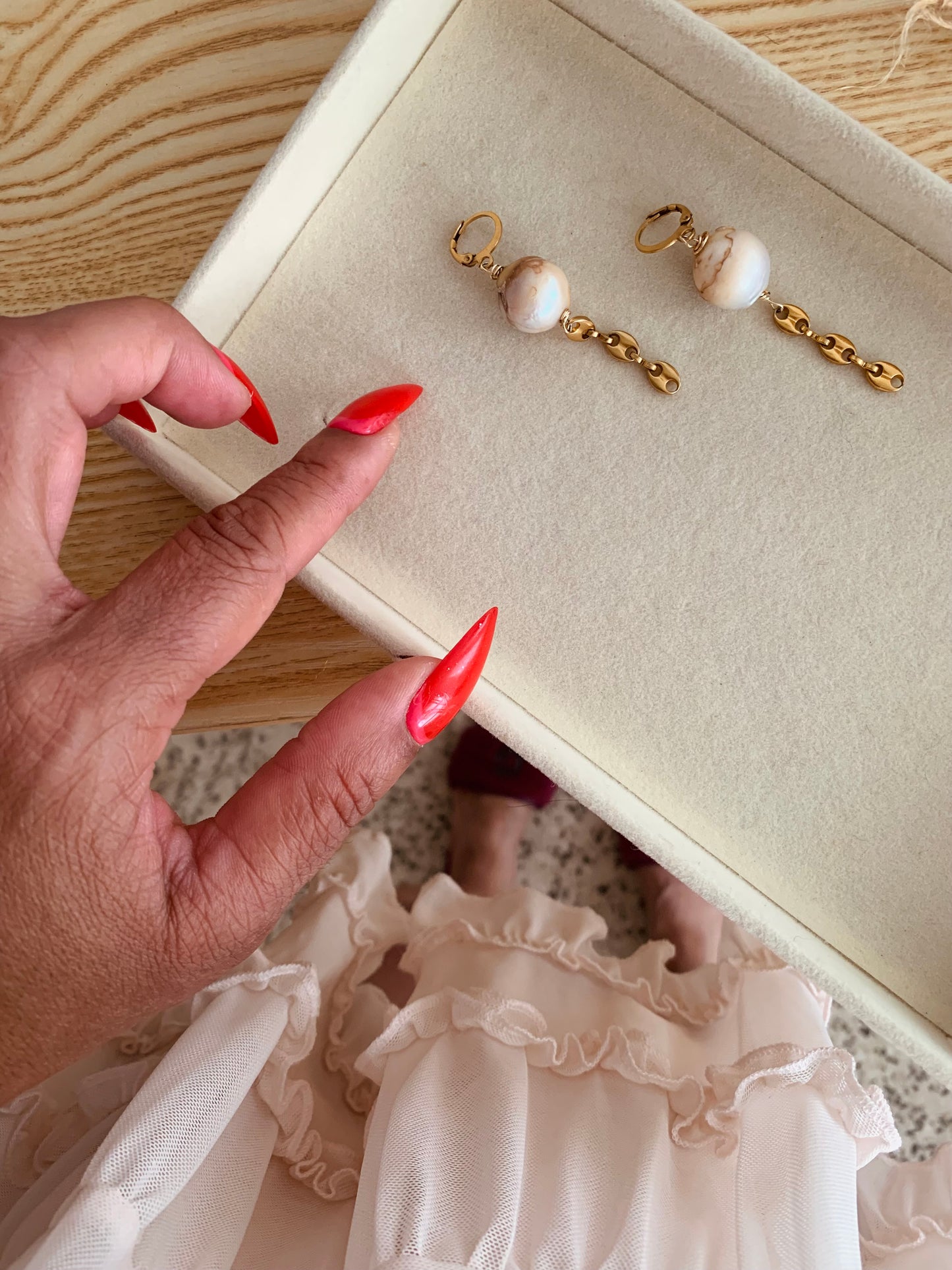 Aretes Hoop con Perla y Cadena | Acero Inoxidable