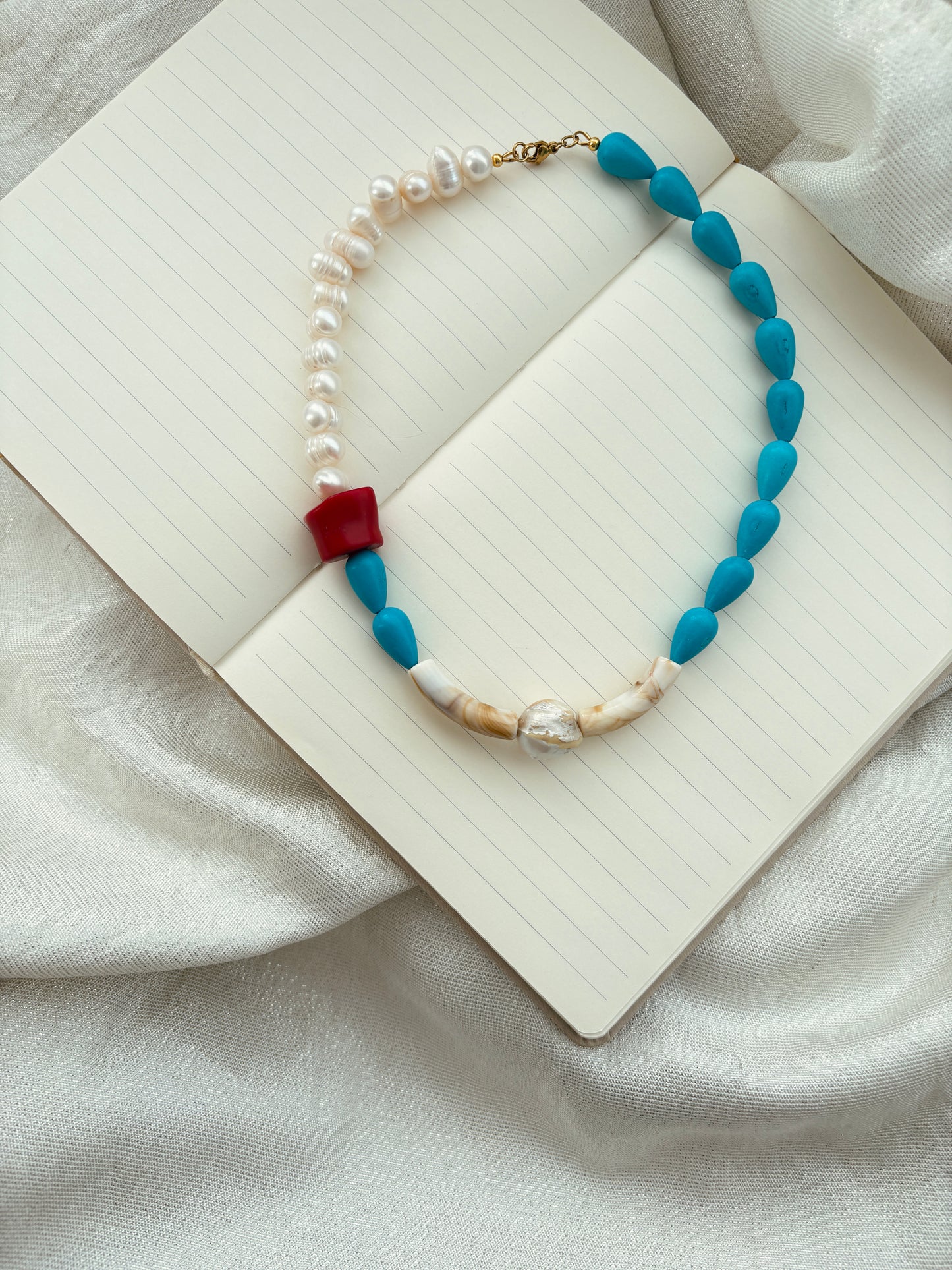 Collar turquesa con rojo