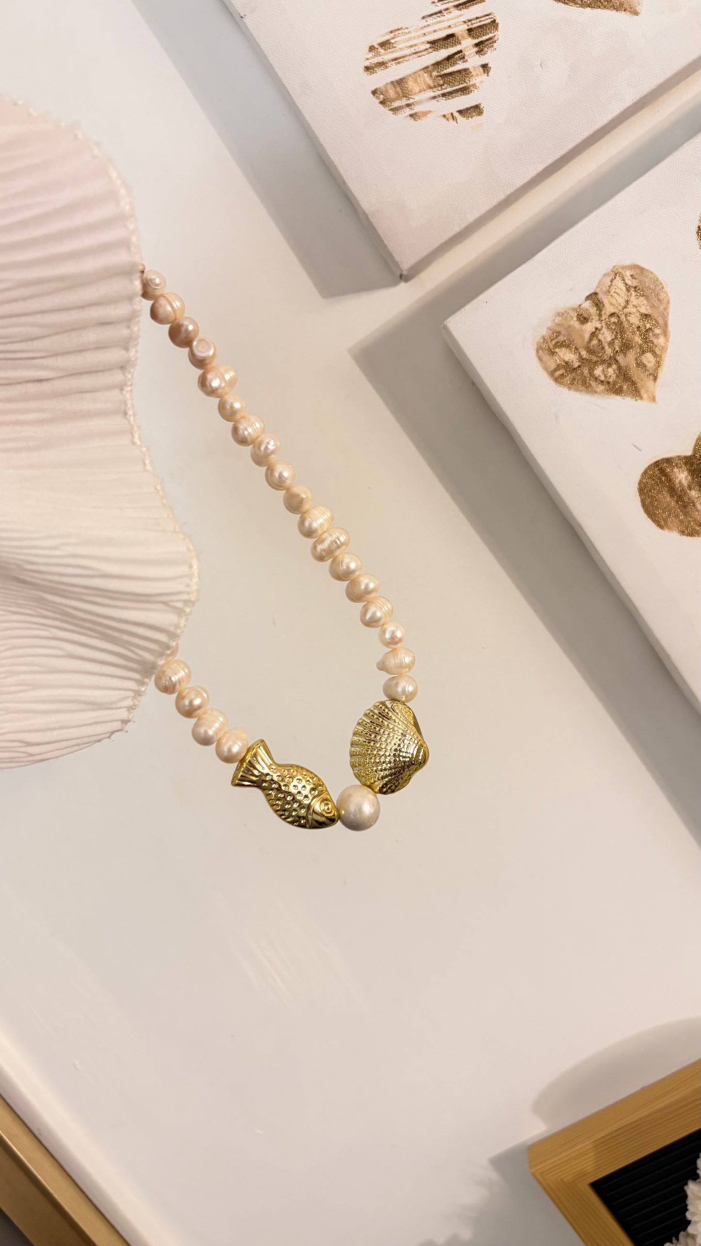 Collar Perlas & Sea
Collar de Perlas con Pez y Almeja Dorados
