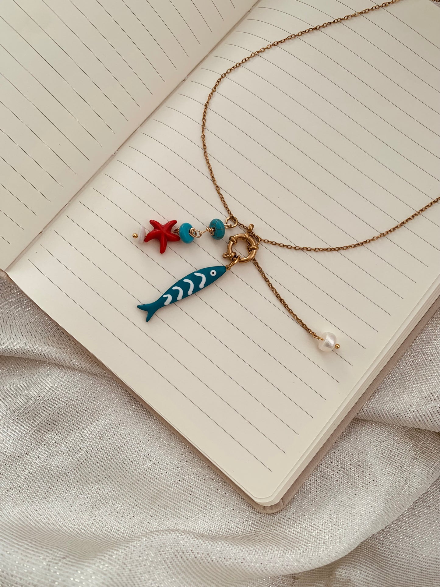 Collar marino de pez turquesa
